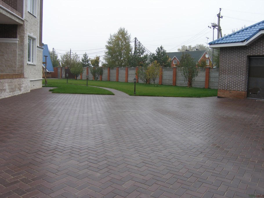 Брусчатка перед домом