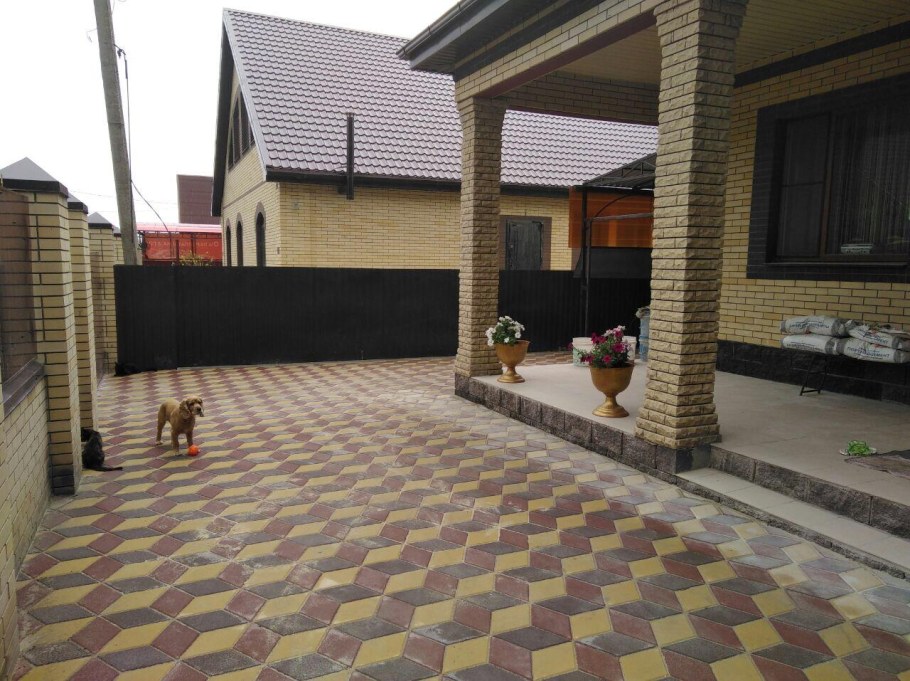 Укладка плитки перед домом