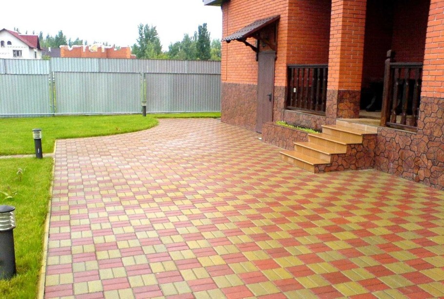 Укладка плитки во дворе