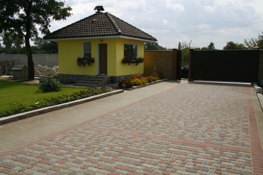 Красивая брусчатка во дворе коттеджа