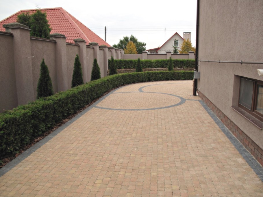 Придомовая территория из брусчатки