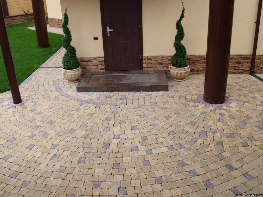Плитка во дворе частного дома