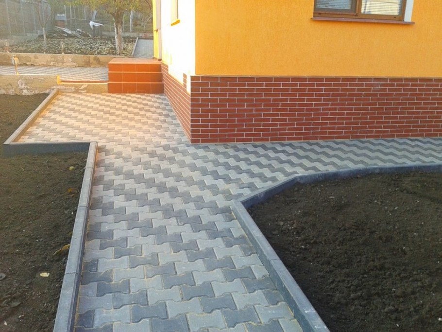 Укладка брусчатки во дворе частного дома