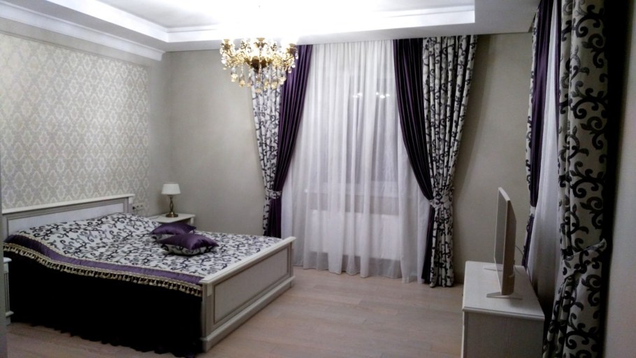 Интерьер спальни со шторами с вензелями