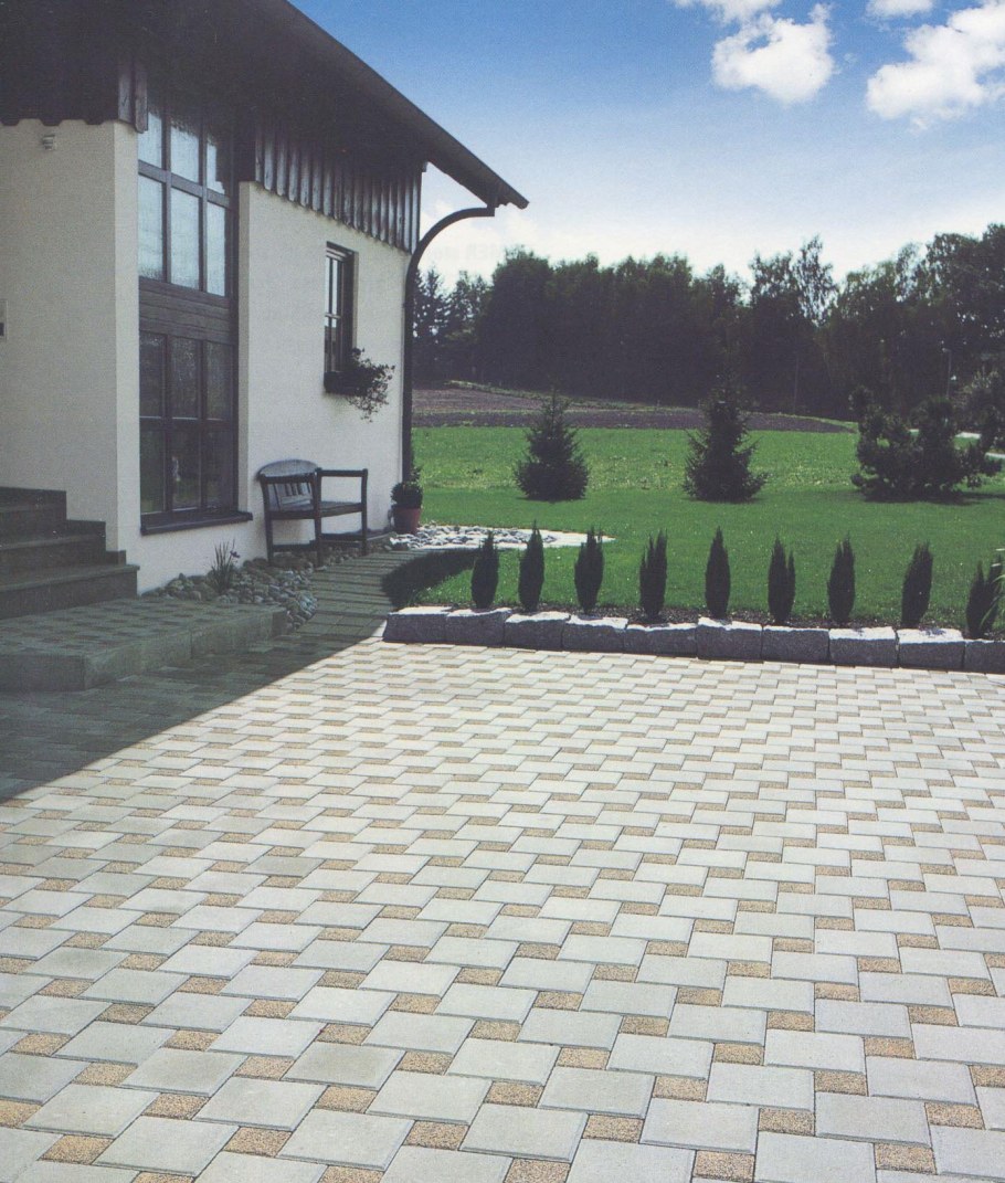 Современная плитка во дворе