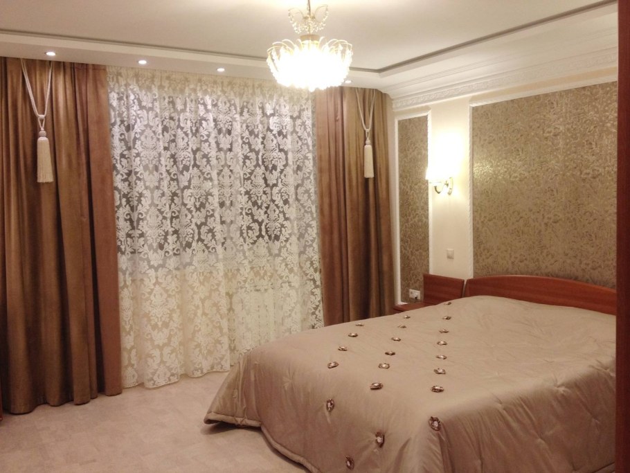 Бежевая тюль в интерьере спальни