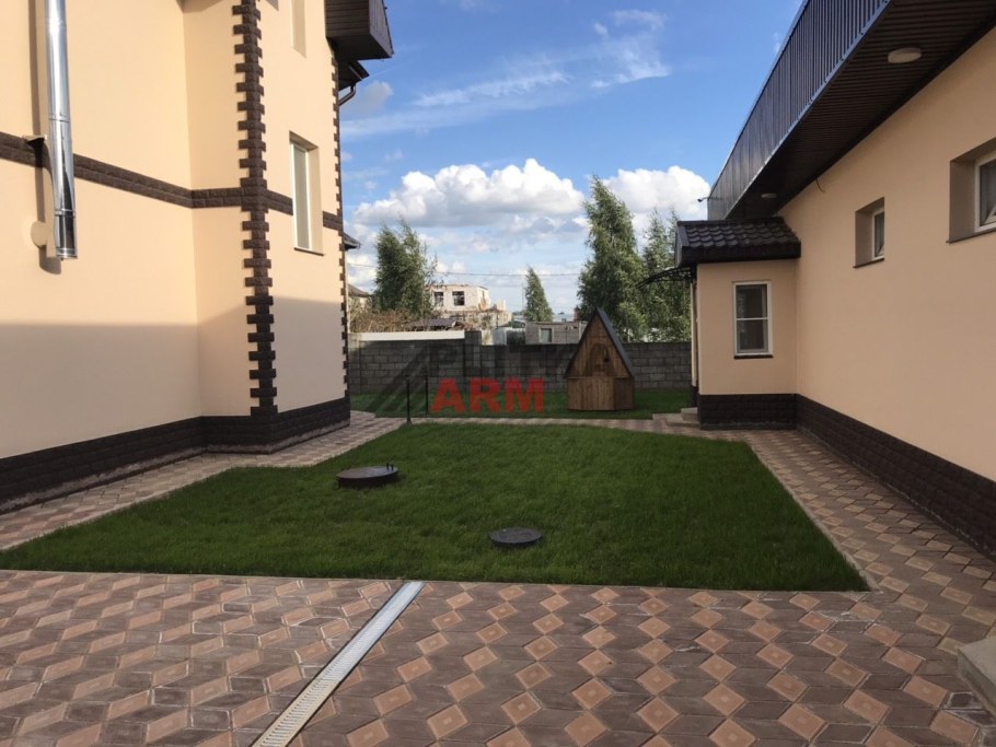 Плитка во дворе частного дома