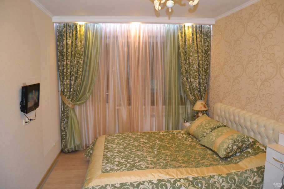 Зеленые шторы в персиковой спальне