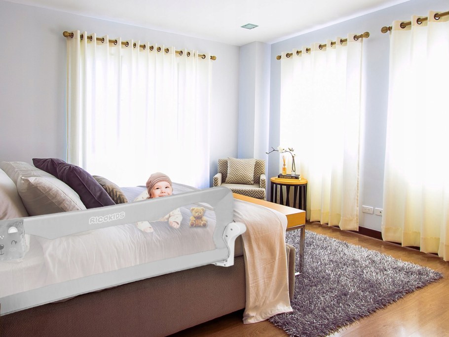 Шторы в светлую спальню