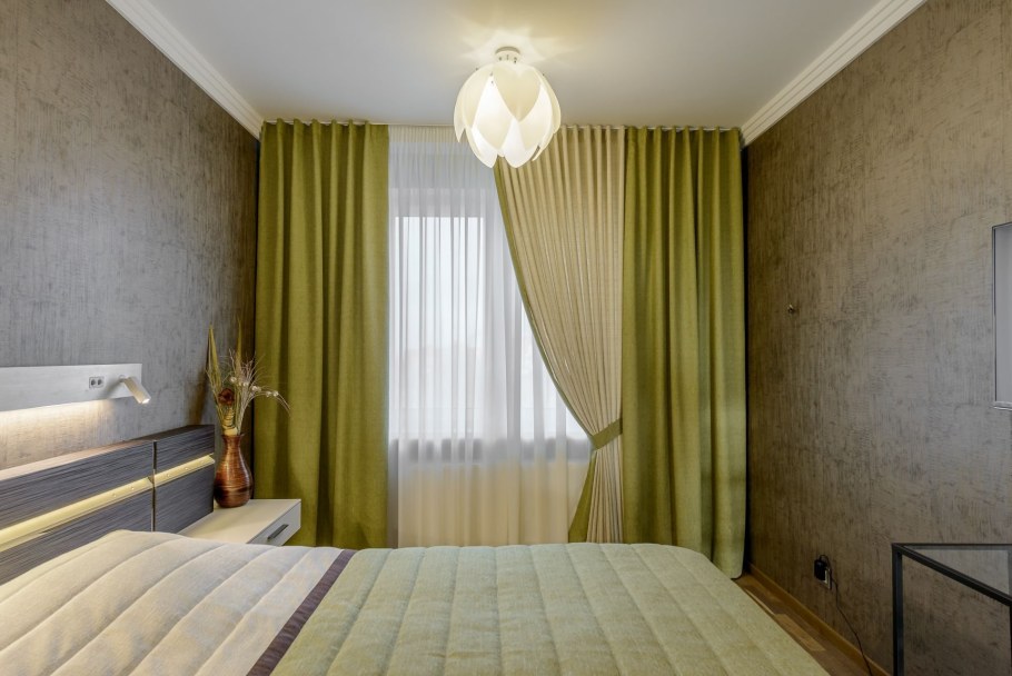 Оливковые шторы в спальне