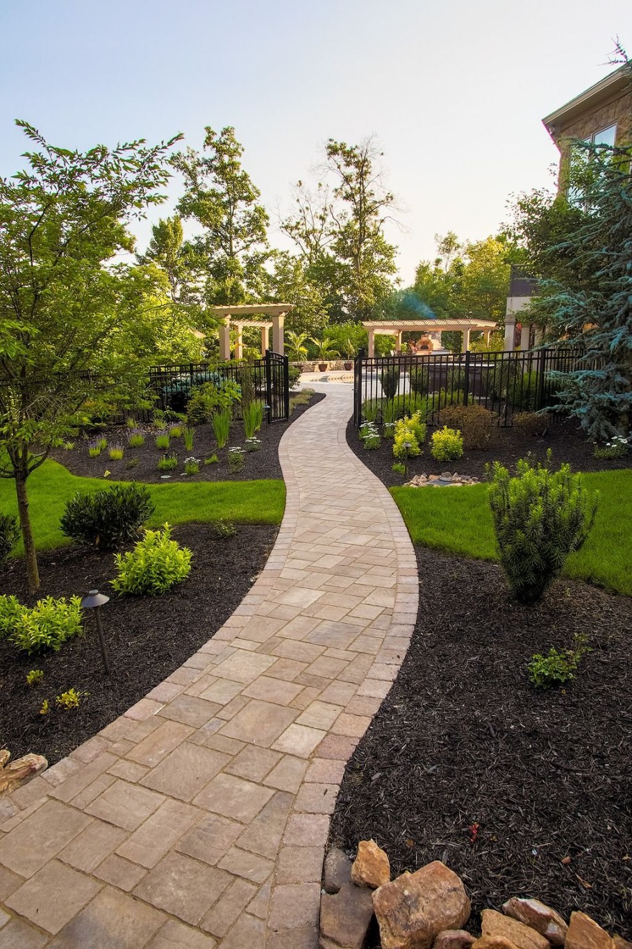 Тротуарные дорожки в саду