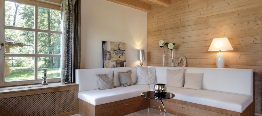 Спальня с деревянной отделкой