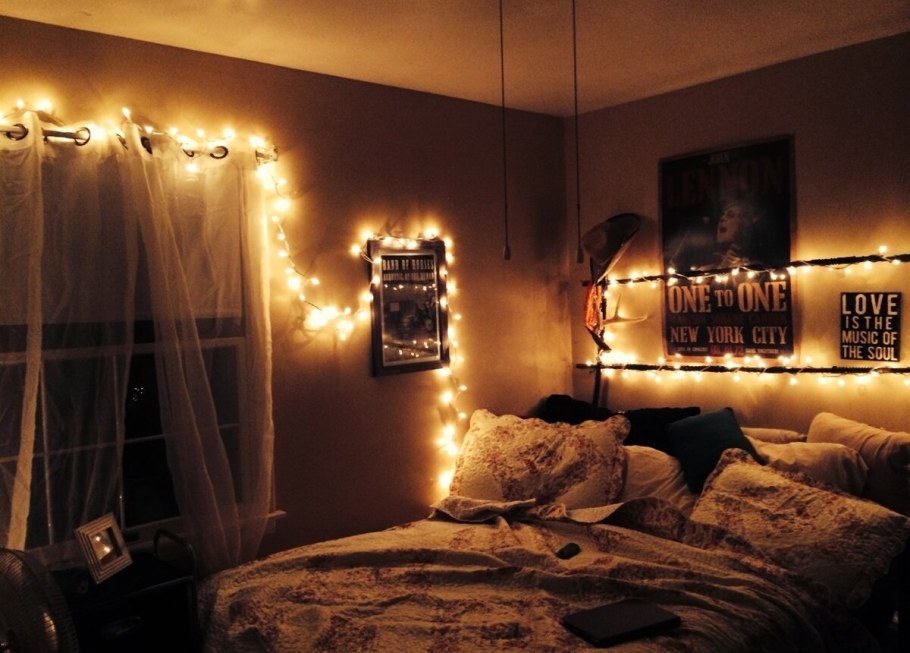 Уютная комната с гирляндами