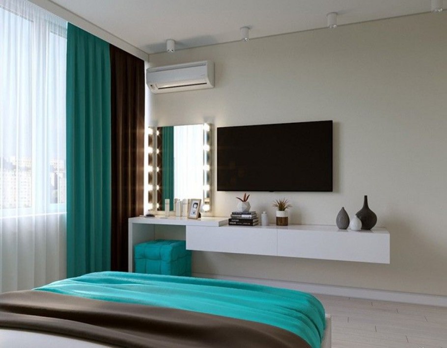 Комната с бирюзовыми шторами