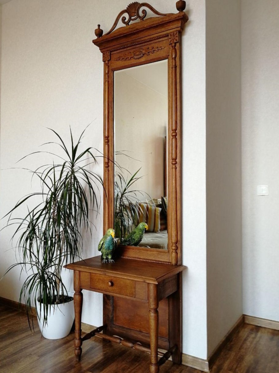 Старинное зеркало с консолью