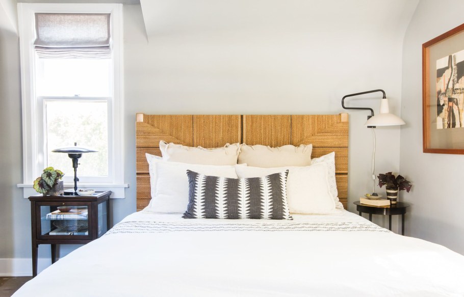 Стена напротив кровати