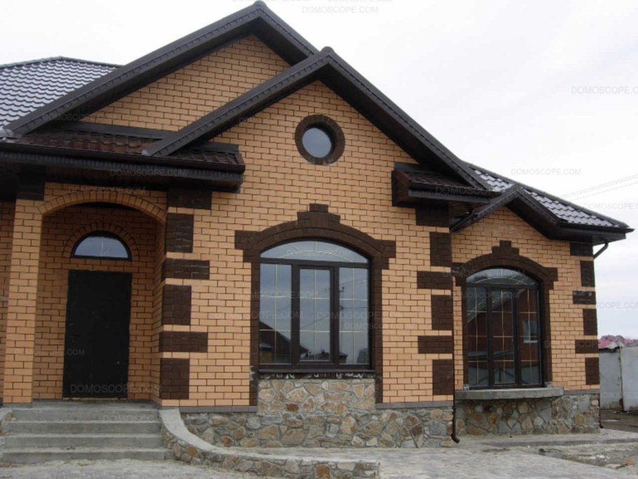 Кирпичный дом с голубой крышей