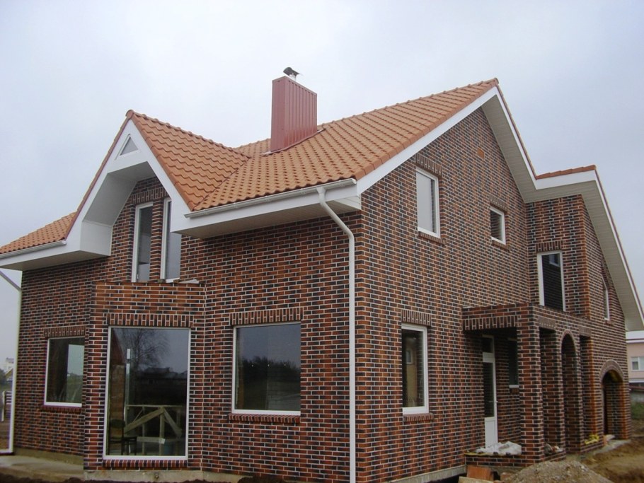 Кирпичный дом с коричневой крышей