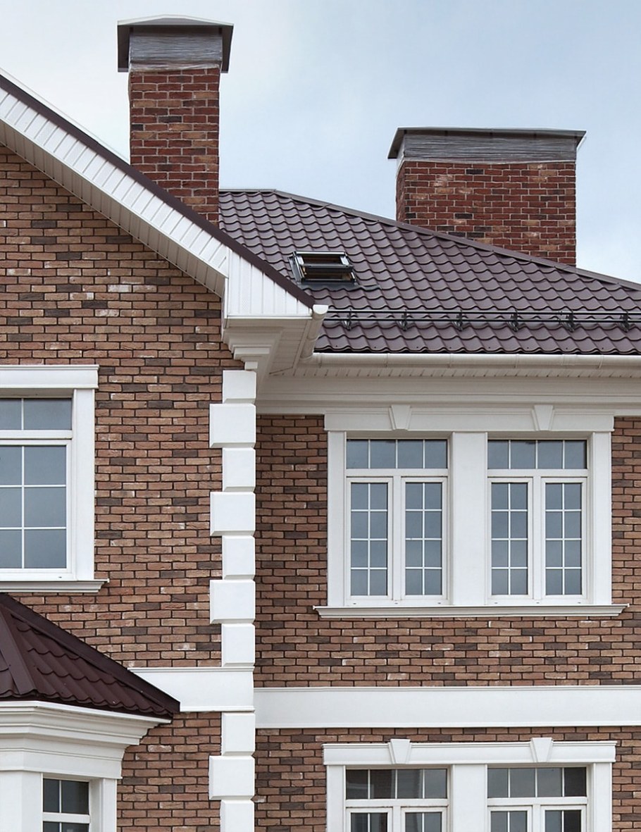 Отделка фасада кирпичом двух цветов