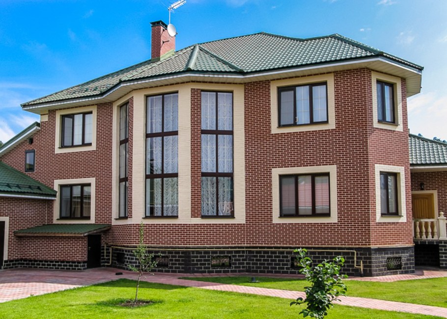 Дом из красного кирпича