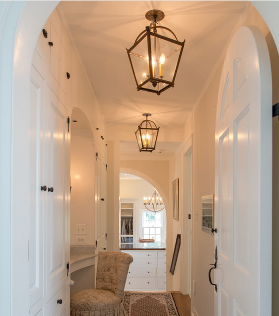 Уличный фонарь в прихожей