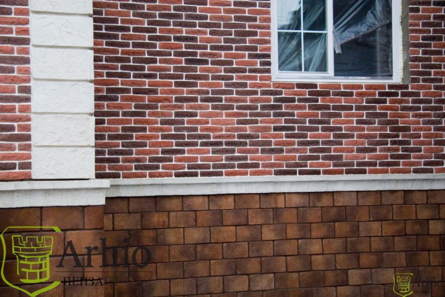 Кирпичный фасад с декоративными панелями