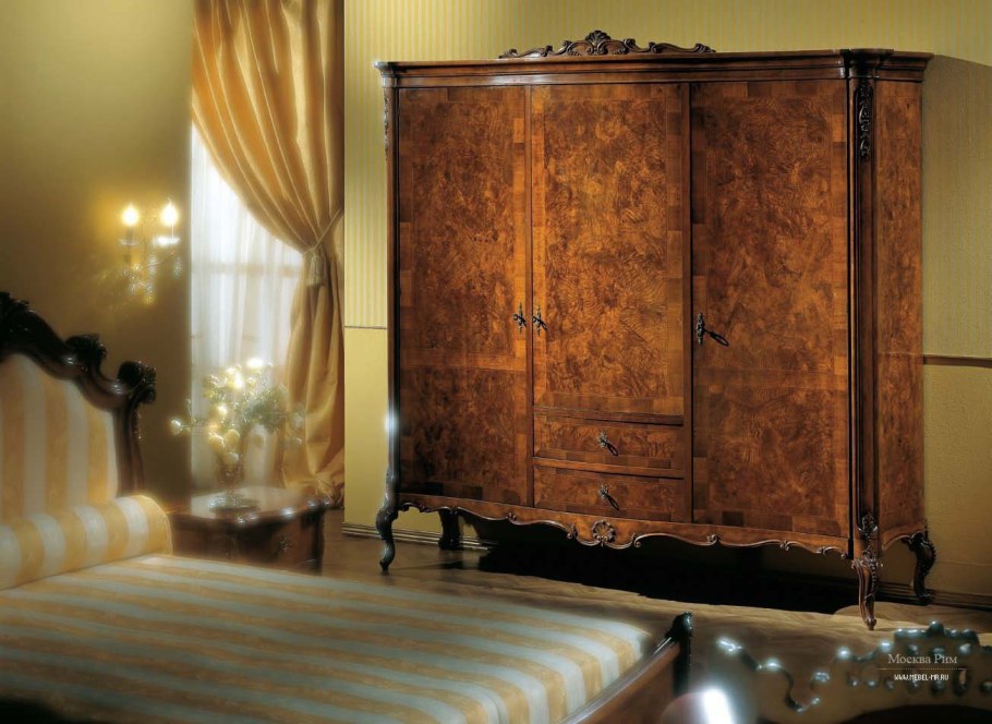 Кофейный столик из красного дерева