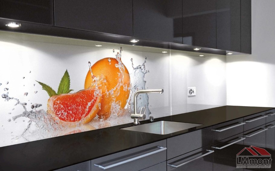 Белая кухня с фотопечатью на фартуке