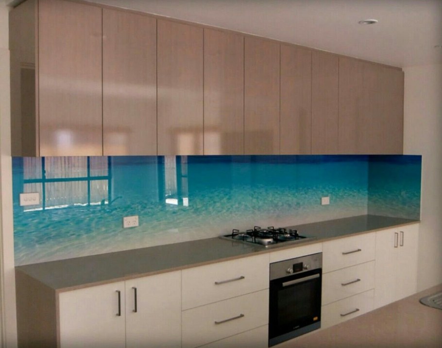 Белая кухня икеа фартук стекло