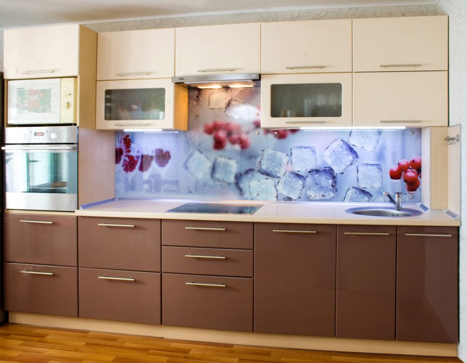 Белая кухня с черным фартуком