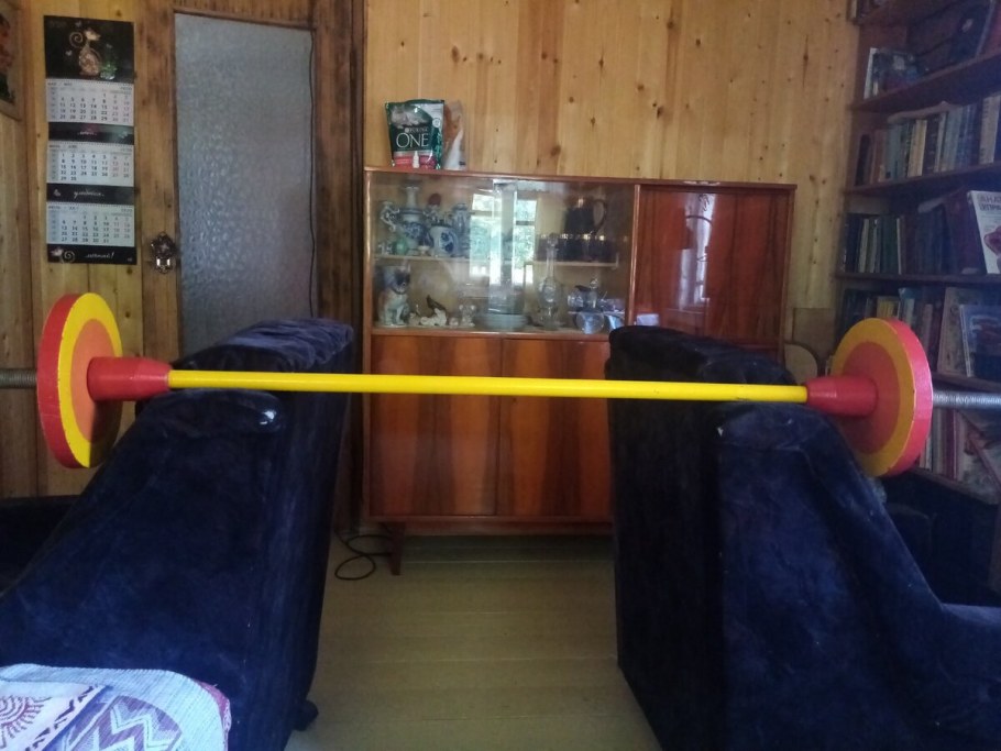 Штанга в спортзале