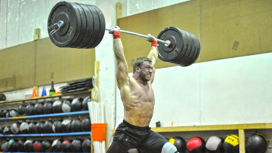 Штанга в спортзале