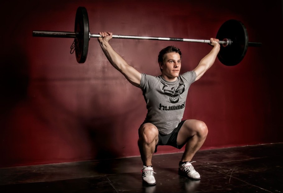 Жмет штангу