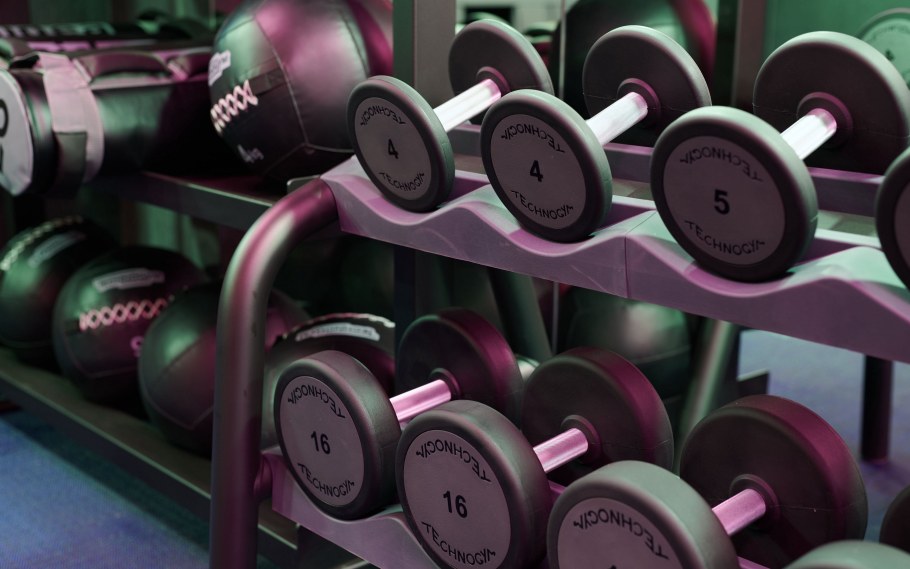 Штанга в спортзале