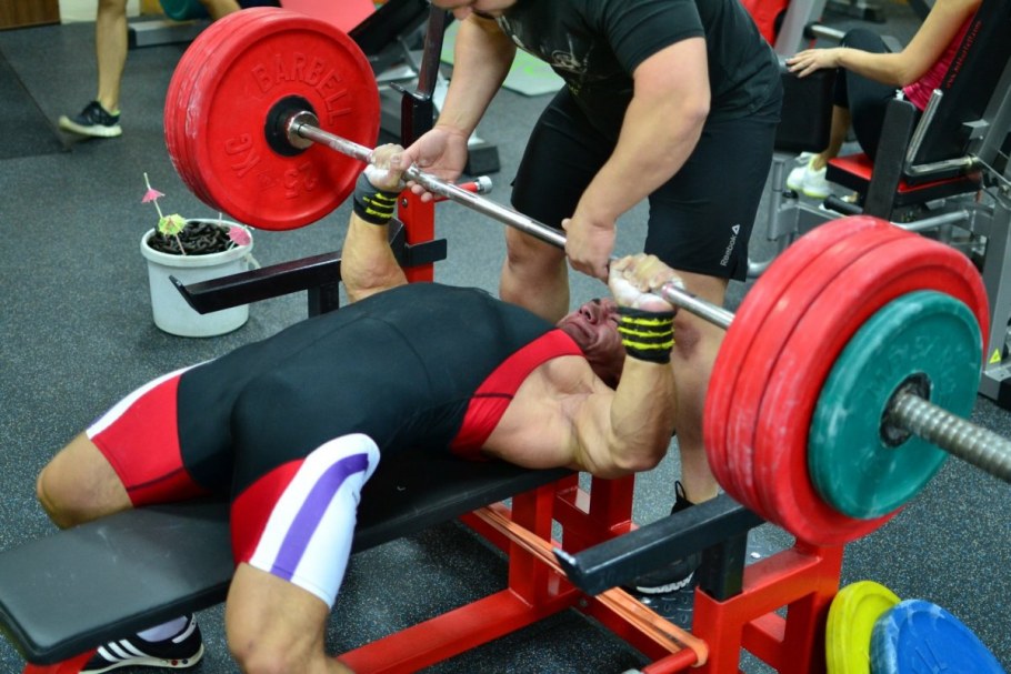 Гантели в спортзале