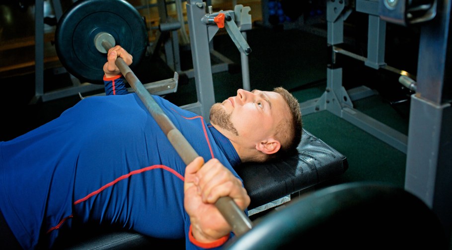 Девушка страхует на жиме лежа