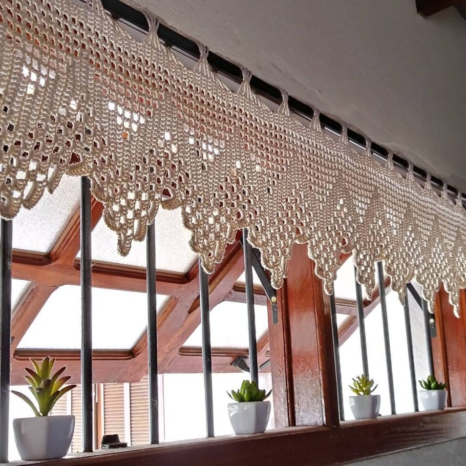 Вязаные шторы на кухню