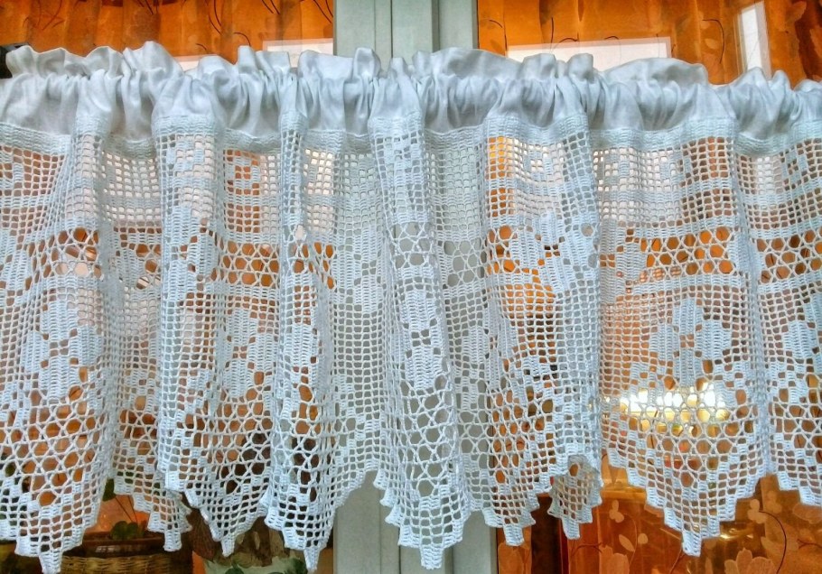 Вязаные занавески на кухню