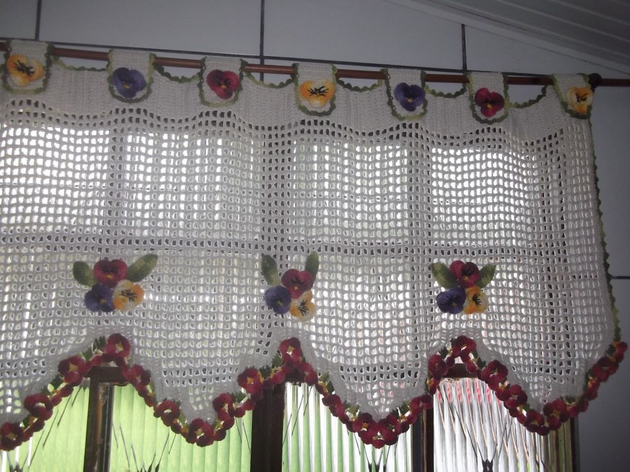 Вязаные занавески на кухню