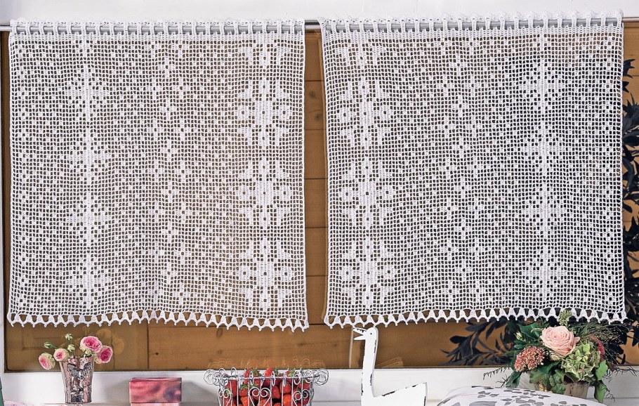 Вязаные шторы на кухню