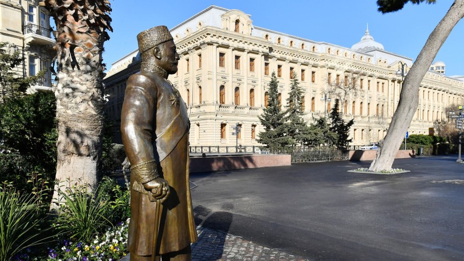 Памятник Гаджи Зейналабдин Тагиев