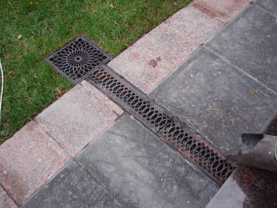 Точечный водоотвод дождеприемником для приямка