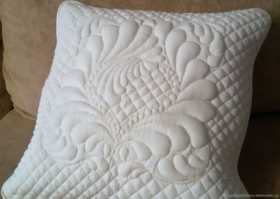 Подушки стёганые перьями в интерьере