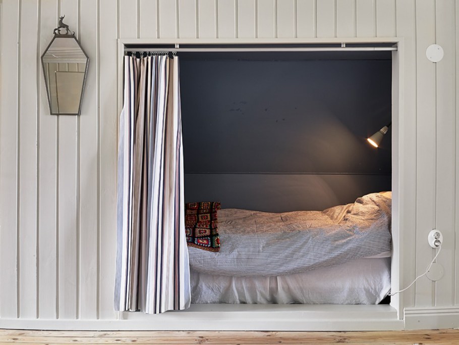 Кровать за занавеской