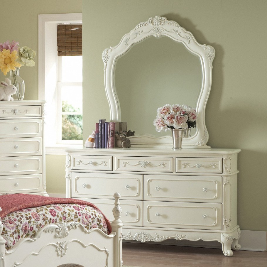 Белый комод с зеркалом в спальню