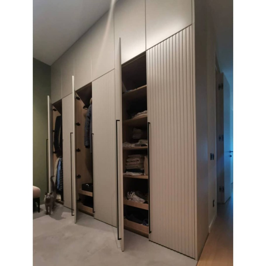 Шкаф с фрезеровкой полоски