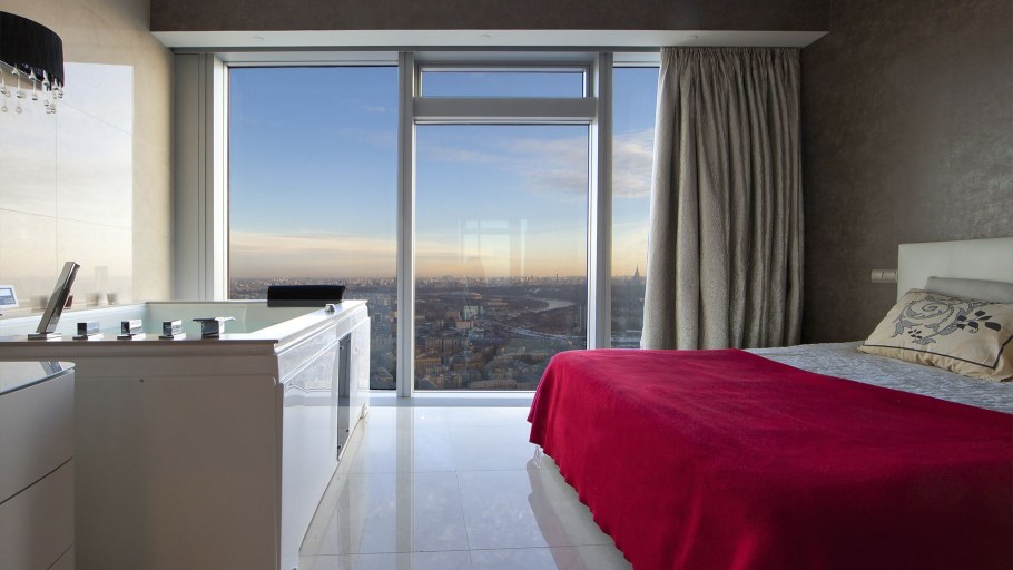 Панорамное окно на город