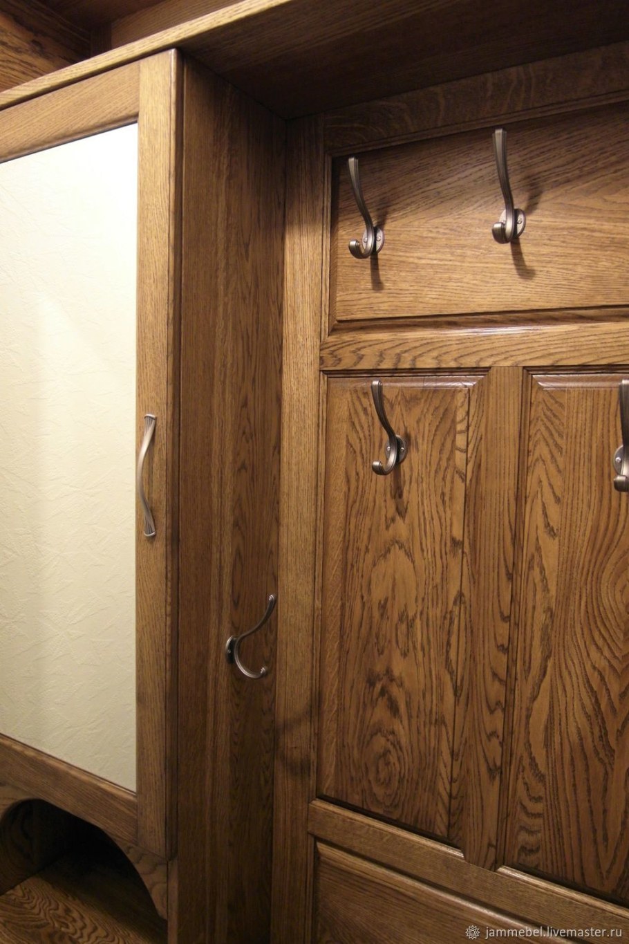 Прихожая из массива дуба