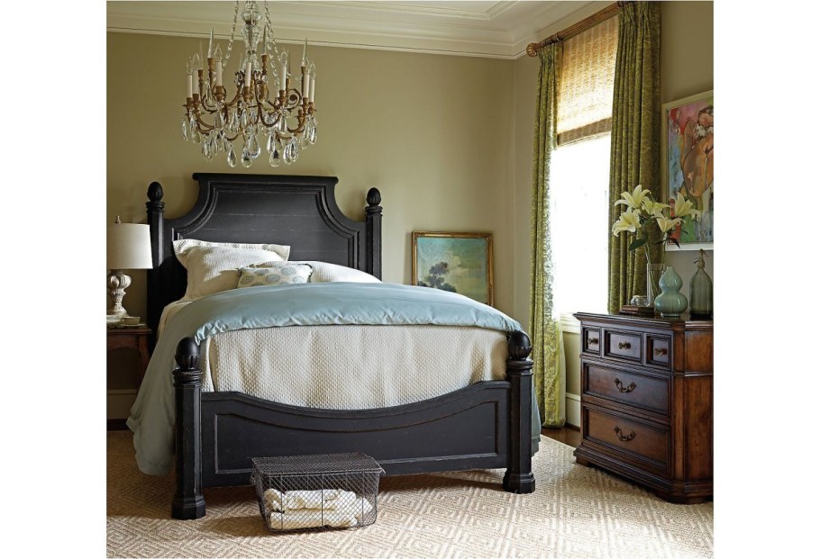 Высокие кровати двуспальные в американском стиле