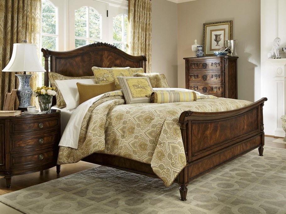 Деревянная кровать в английском стиле